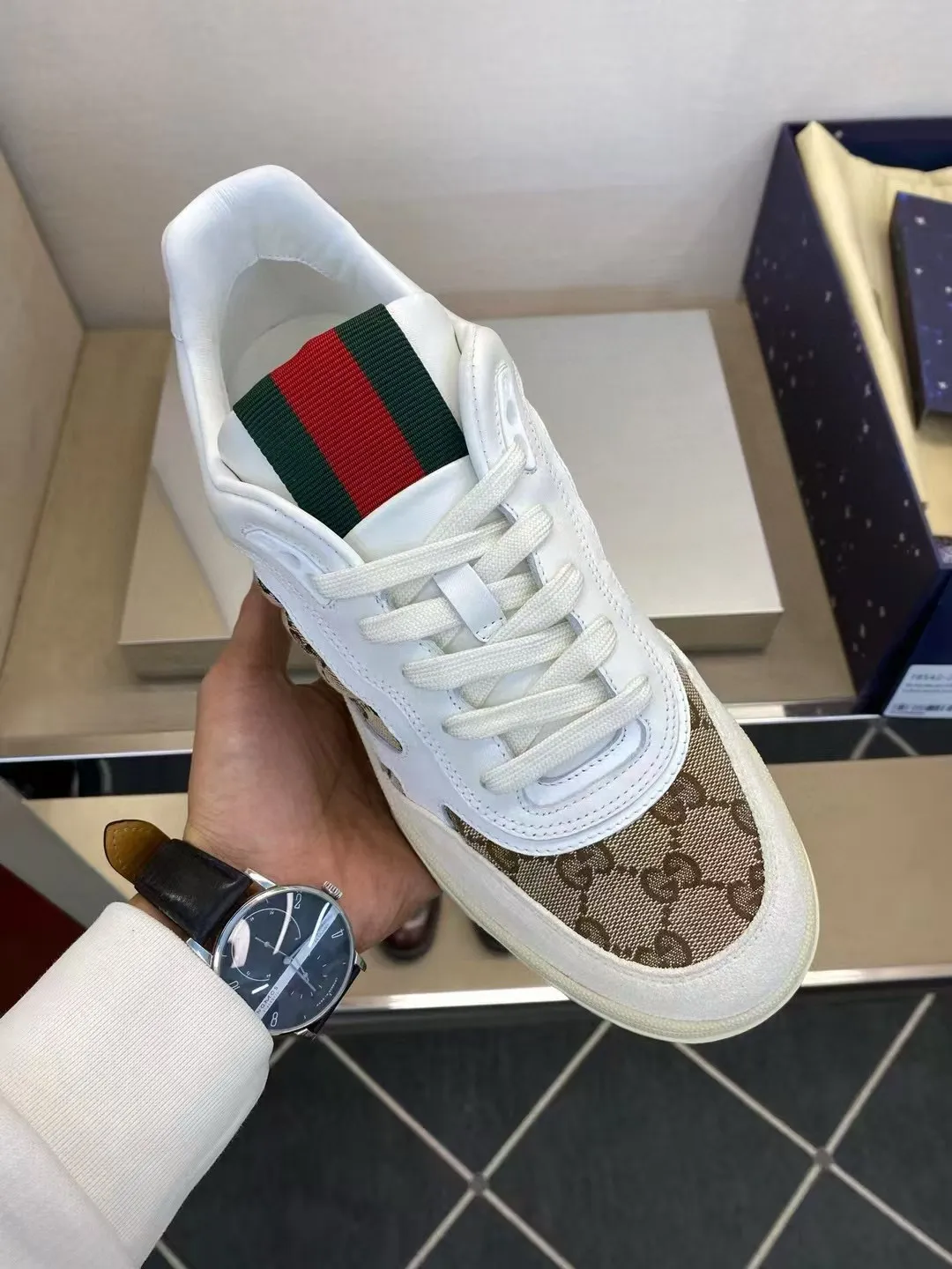 Factory price: 420💰Gucci new men's shoes GUCCI [Lightning] latest shoes are shipped. Original quality, fashionable, made of special materials, sheepskin lining, brand new packaging. The foot feels super comfortable and the workmanship is impeccable. Size: Men's 38-44, customized 45